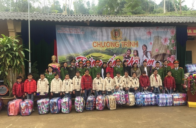 Đoàn công tác thiện nguyện cùng các em học sinh Trường phổ thông dân tộc bán trú trung học cơ sở Xuân Lạc