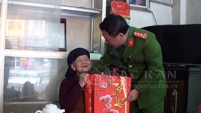 Đại tá Đinh Quang Huy - PGĐ Công an tỉnh tặng quà Bà Mẹ Việt Nam anh hùng Nguyễn Thị Bé
