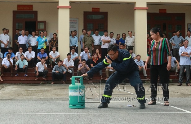 Lực lượng Cảnh sát PCCC hướng dẫn an toàn sử dụng bình ga