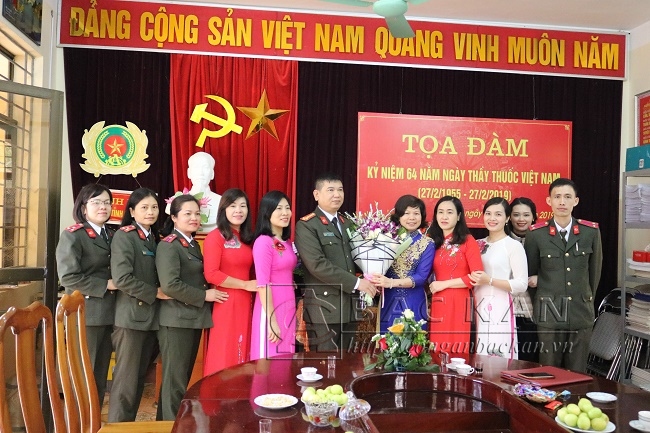 Đại tá Dương Văn Tính, GĐ Công an tỉnh chúc mừng các cán bộ làm công tác Y tế trong lực lượng Công an tỉnh nhân ngày Thầy thuốc Việt Nam