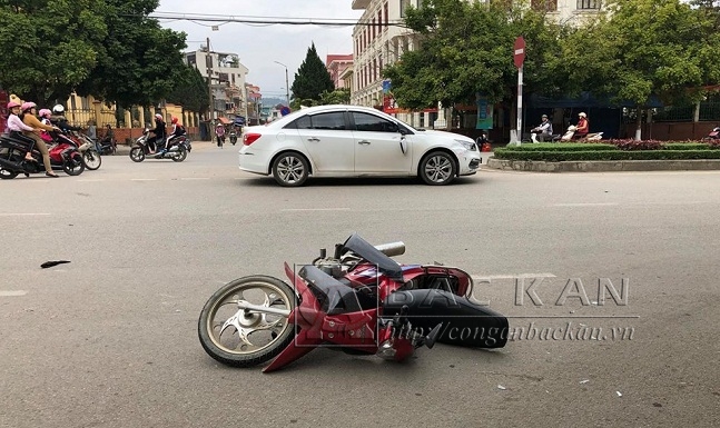 Vụ tai nạn làm người ngồi sau xe máy bị gãy chân