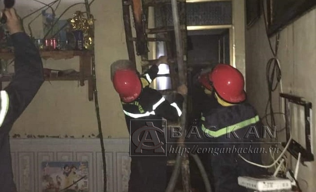 Lực lượng chức năng tổ chức chữa cháy tại nhà anh Thắng