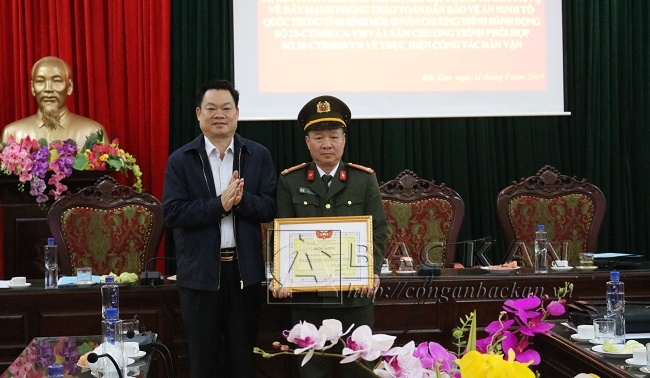 Đ/c Hoàng Duy Chinh - Phó Bí thư Tỉnh ủy trao Bằng khen của TW MTTQ Việt Nam cho Công an huyện Bạch Thông đã có thành tích xuất sắc trong thực hiện trong thực hiện Chương trình phối hợp đẩy mạnh phong trào Toàn dân bảo vệ ANTQ giai đoạn 2013 – 2018
