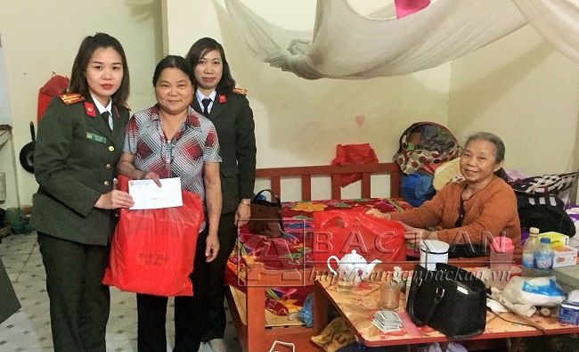 Trao quà cho 2 bệnh nhân Triệu Thị Thiềm và Nông Thị Hiên
