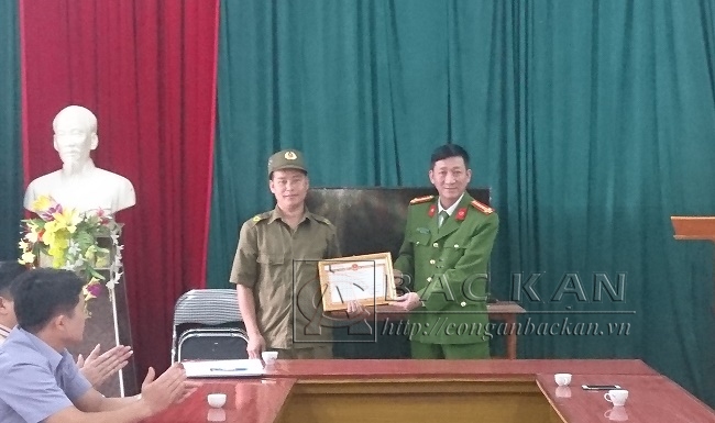 Đại tá Hà Trọng Trung - PGĐ Công an tỉnh trao giấy khen cho đồng chí Vũ Văn Trình