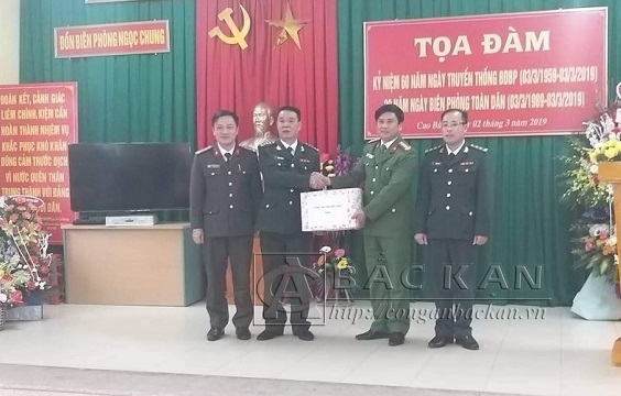 Đại tá Nguyễn Thanh Tuân - PGĐ Công an tỉnh tặng quà cho CBCS Đồn Biên phòng Ngọc Chung