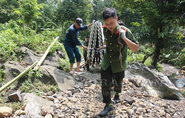 Đoàn viên chi đoàn An ninh đối ngoại và đoàn viên xã Cao Tân trên đường vận chuyển vật liệu đến Ta Đào