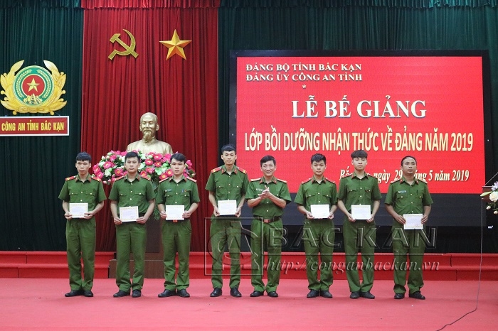 Đại tá Hà Trọng Trung - Phó Bí thư Đảng ủy, PGĐ Công an tỉnh  trao chứng chỉ nhận thức về Đảng cho học viên