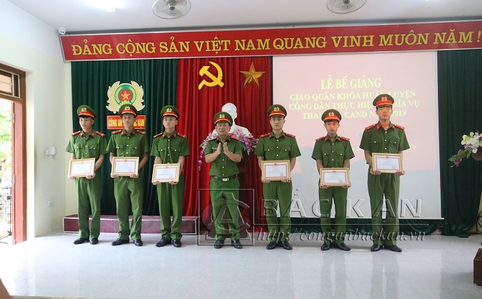 Đại tá Đinh Quang Huy, PGĐ Công an tỉnh trao Giấy khen cho 6 chiến sỹ có thành tích xuất sắc trong học tập, rèn luyện khóa huấn luyện công dân thực hiện nghĩa vụ CAND năm 2019