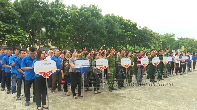 Lễ mít tinh thu hút đông đảo các tầng lớp nhân dân và sự hưởng ứng của các ban, ngành trên địa bàn TP Bắc Kạn