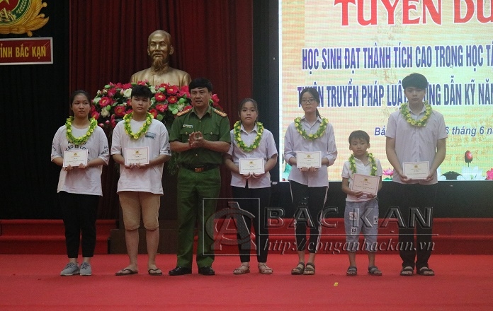 Đại tá Nguyễn Thanh Tuân - PGĐ Công an tỉnh trao thưởng cho các cháu đạt giải giải học sinh giởi cấp tỉnh năm học 2018 - 2019