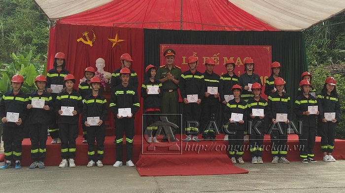 Trao giấy chứng nhận hoàn thành chương trình "Trại hè lính cứu hỏa" cho các Trại sinh