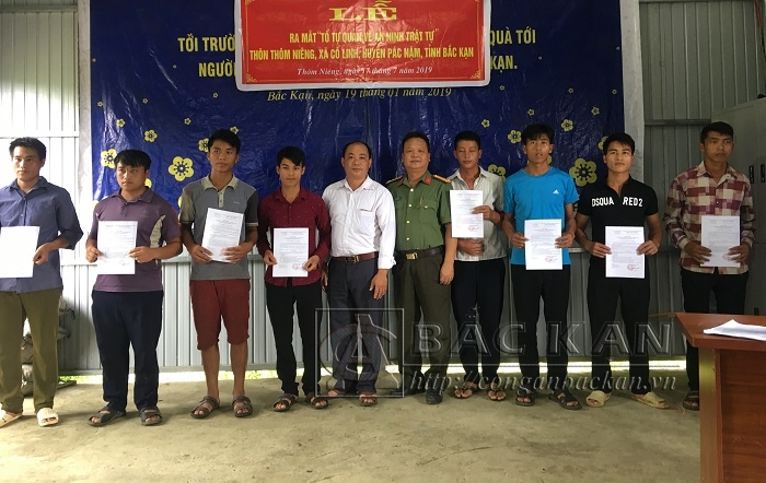 Các thành viên Tổ tự quản về ANTT thôn Thôm Niêng nhận quyết định và ra mắt