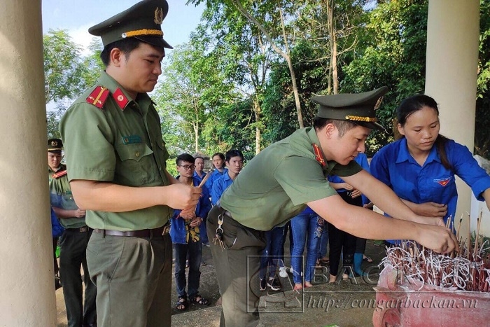 ĐVTN Công an tỉnh thắp hương tri ân các Anh hùng liệt sỹ phường Huyền Tụng, TP Bắc Kạn.