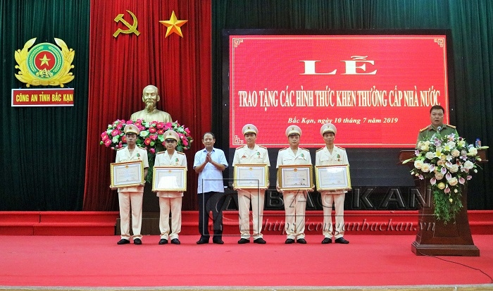 Đồng chí Lý Thái Hải – Phó Bí thư Tỉnh ủy, Chủ tịch UBND tỉnh trao thưởng Huân chương bảo vệ Tổ quốc hạng Ba