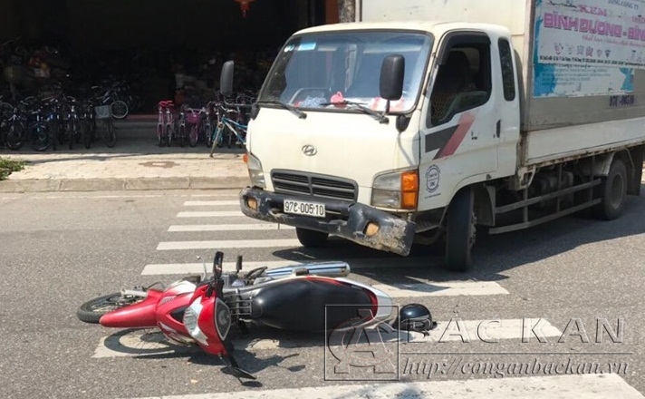 Hiện trường vụ tai nạn tại đường Trần Hưng Đạo thuộc tổ 13, phường Đức Xuân, TP Bắc Kan