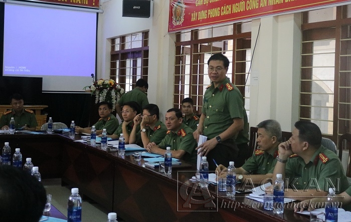 Thượng tá Vũ Văn Quân - PGĐ Công an tỉnh truyền tải các nội dung chuyên đề cho CBCS tại hội nghị tập huấn