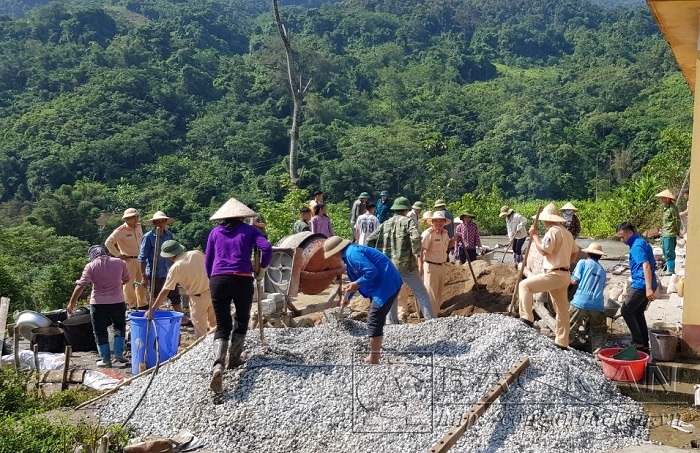 ĐVTN các đơn vị đổ bê tông sân Nhà họp thôn Nà Muồng