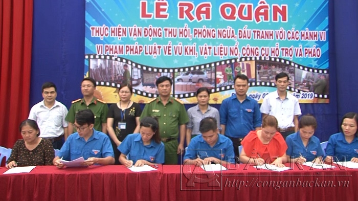 Dưới sự chứng kiến của lãnh đạo Công an tỉnh và UBND huyện các xã, thị trấn ký cam kết  hưởng ứng Lê phát động