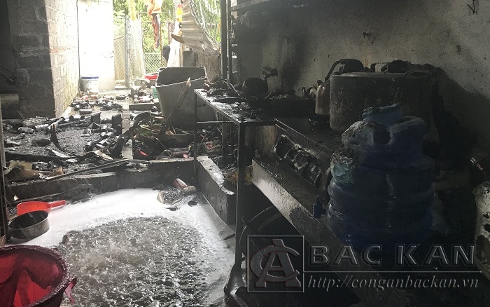 Hiện trường vụ việc,trong khoang bếp nhà ông Bình toàn bộ tài sản bị cháy hoàn toàn