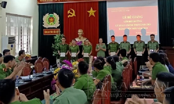 Đại tá Vũ Thị Thanh Hải – Ủy viên Ban thường vụ Đảng ủy, Trưởng phòng Tổ chức cán bộ trao chứng nhận cho các đảng viên mới.