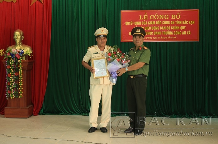 Đại tá Dương Văn Tính - GĐ Công an tỉnh trao quyết định cho Trung tá Hoàng Văn Hòa đến nhận nhiệm vụ Trưởng Công an xã Xuân Dương