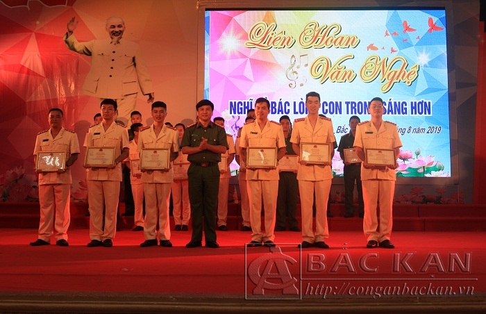 Đại tá, tiến sĩ Nguyễn Thanh Tuân – PGĐ Công an tỉnh trao Chứng nhận cho các đơn vị đạt giải Nhất và Nhì.