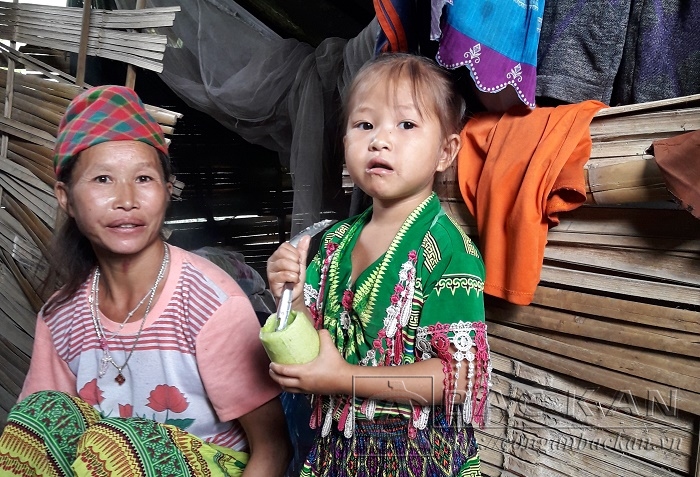 Em Sằm Thị Phương cùng mẹ bên túp lều tạm bợ tại thôn Ta Đào