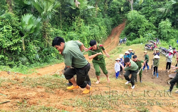 Vận chuyển vật liệu để xây dựng công trình đổ 100m2 sân bê tông cho nhà họp thôn Nà Quân, xã Bình Trung huyện Chợ Đồn