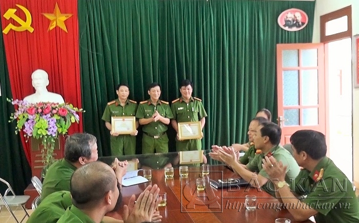 Đại tá Hà Trọng Trung – Phó Giám đốc Công an tỉnh trao thưởng cho các cá nhân có thành tích xuất sắc.