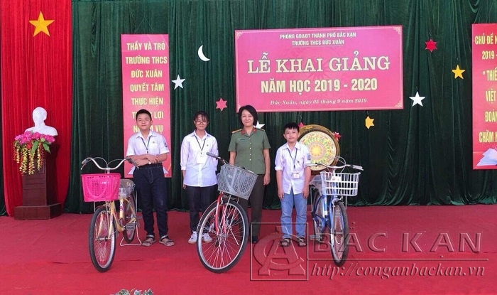 Phòng An ninh đối nội Công an tỉnh tặng xe đạp cho 3 học sinh có hoàn cảnh khó khăn Trường THCS Đức Xuân