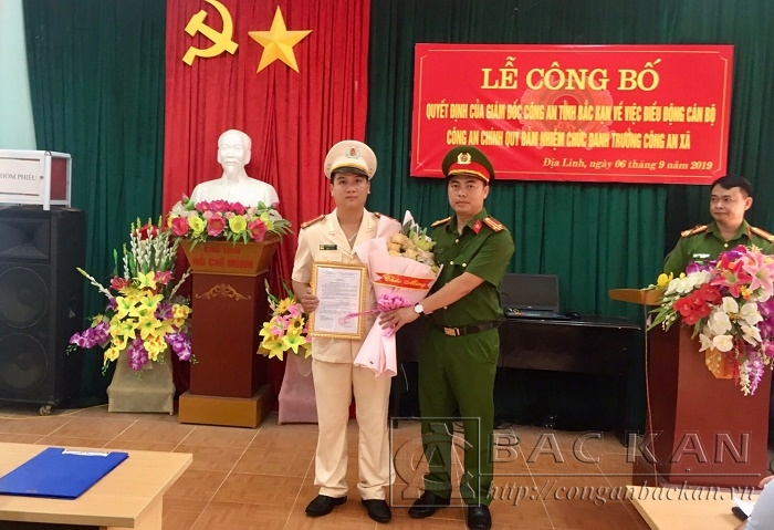 Lãnh đạo Công an huyện Ba Bể trao quyết định điều dộng Thượng úy Dương Văn Hiệt  làm Trưởng Công an xã Địa Linh.
