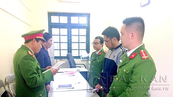Lực lượng công an thi hành lệnh bắt Nông Thanh Tùng  (mặc áo nỉ, đeo kính, trú tại TT Bằng Lũng, huyện Chợ Đồn, trước khi bị bắt là kế toán Ngân hàng) về hành vi tham ô tài sản (1/2017)
