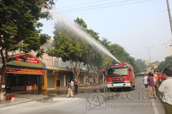 Lực lượng PCCC Công an tỉnh tổ chức diễn tập phương án phòng cháy chữa cháy tại Chợ Đức Xuân.