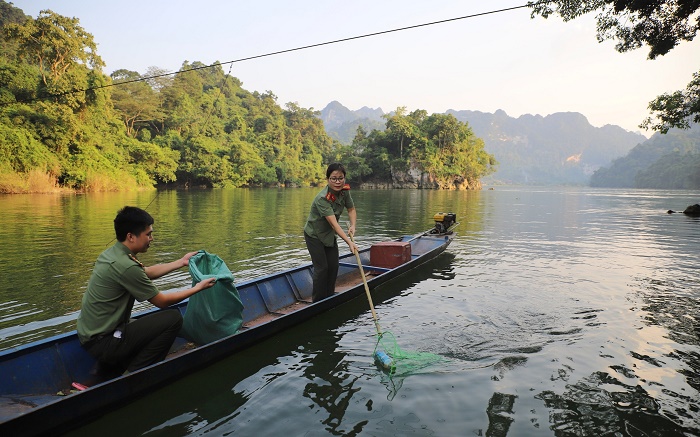 Đoàn thanh niên công an tỉnh Bắc Kạn phối hợp với đoàn thanh niên Báo Công an nhân dân tổ chức các hoạt động làm sạch môi trường tại Hồ Ba Bể