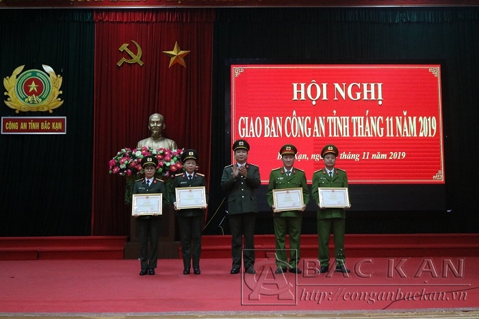 Đại tá Dương Văn Tính - GĐ Công an tỉnh trao Bằng khen của Bộ trưởng Bộ Công an cho các tập thể, cá nhân có thành tích xuất sắc trong "Xây dựng công an cấp huyện vững mạnh, toàn diện"