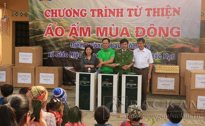 Đại tá Nguyễn Thanh Tuân – Phó Giám đốc Công an tỉnh và Ông Lê Minh Phúc – Phó Giám đốc Công ty HUD8 trao tặng máy lọc nước cho điểm trường.