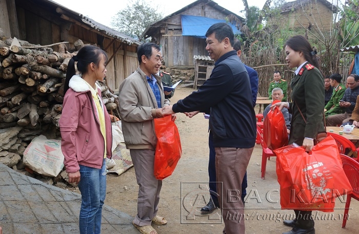 Các phần quà được chuyển tận tay các Hộ nghèo tại thôn Khau Phoòng, xã Bằng Vân, Ngân Sơn