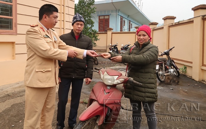 Bàn giao xe máy cho chị Nguyễn Thị Liễu