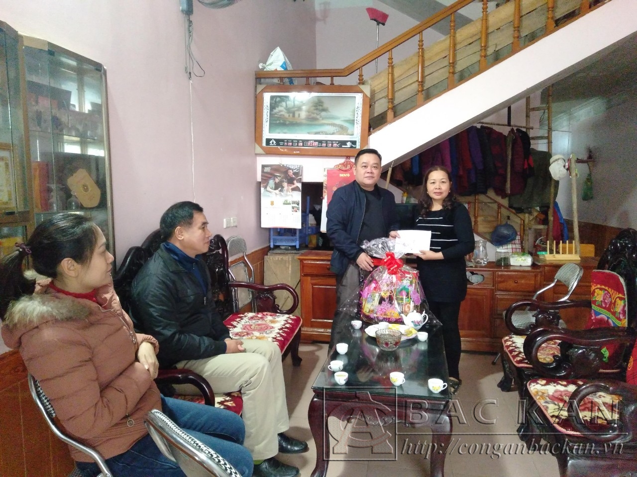 Đồng chí Dương Thanh Hoài - Phó Trưởng Công an TP Bắc Kạn trao tiền hỗ trợ cho gia đình đ/c Hà Thiện Dư