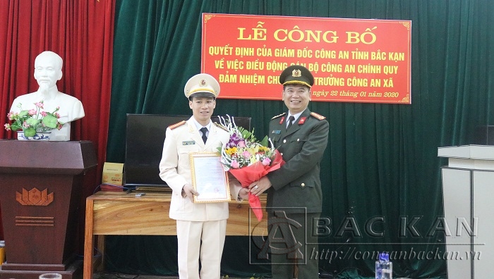 Giám đốc Công an tỉnh trao quyết định điều động Thiếu tá Nguyễn Công Soạn đảm nhiệm chức danh Trưởng Công an xã Như Cố, huyện Chợ Mới.