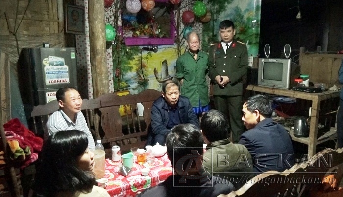 Đồng chí Lý Thái Hải- Chủ tịch UBND tỉnh cùng đoàn công tác kiểm tra tình hình thực tế tại xã Dương Phong, huyện Bạch Thông