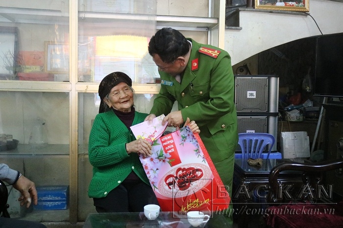 Đại tá Đinh Quang Huy - PGĐ Công an tỉnh đến chúc Tết, tặng quà Bà Mẹ Việt Nam anh hùng Nguyễn Thị Bé