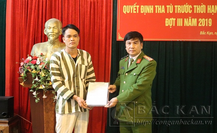 Đại tá Nguyễn Thanh Tuân - PGĐ Công an tỉnh trao Quyết định tha tù trước thời hạn cho phạm nhân Nguyễn Văn Thư