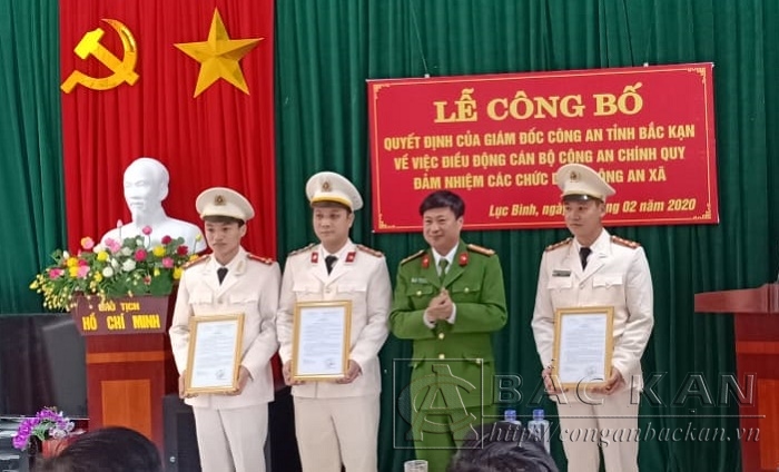 Thượng tá Trịnh Vũ Ngàn - Trưởng công an huyện Bạch Thông trao quyết định cho 3 đồng chí được điều động, bổ nhiệm đảm nhiệm các chức danh Công an xã Lục Bình