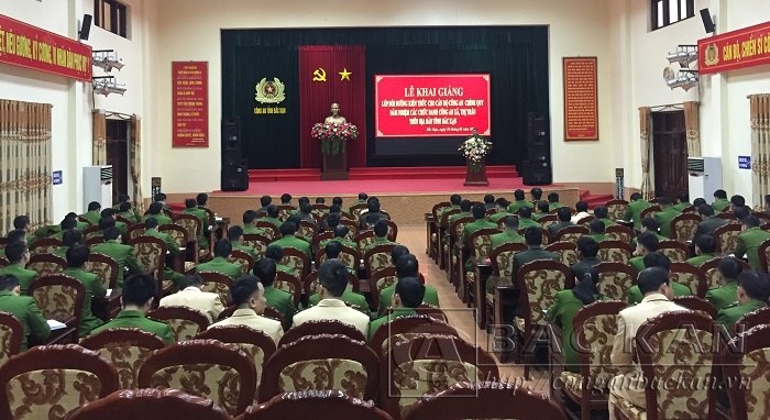 Đại tá Đinh Quang Huy - PGĐ Công an tỉnh phát biểu khai giảng lớp bồi dưỡng
