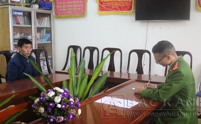 Nguyễn Đình Oong được khống chế và đưa về Phòng Cảnh sát hình sự Công an tỉnh Bắc Kạn để lấy lời khai.