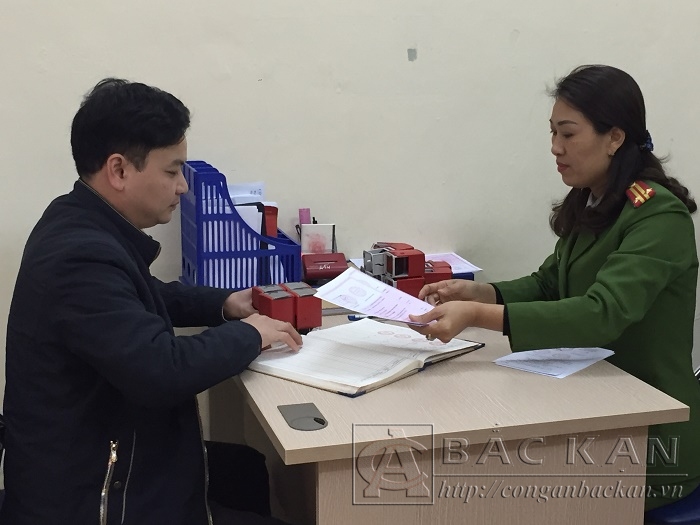 Phòng CSQLHC về TTXH Công an tỉnh bàn giao con dấu mới cho các xã sáp nhập thuộc huyện Na Rì