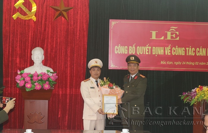 Đại tá Dương Văn Tính - GĐ Công an tỉnh trao quyết định cho Trung tá Lê An Nguyên, Phó trưởng Công an huyện Ba Bể được điều động đến nhận nhiệm vụ và giữ chức vụ Phó trưởng phòng Hậu cần