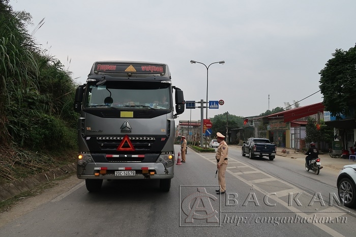 CSGT Công an tỉnh Bắc Kạn kiểm tra tải trọng xe tải lưu thông trên địa bàn tỉnh